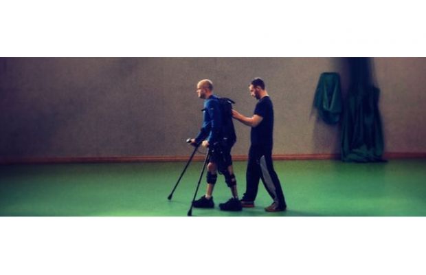 Парализованный человек смог ходить с помощью механического экзоскелета (+ видео)