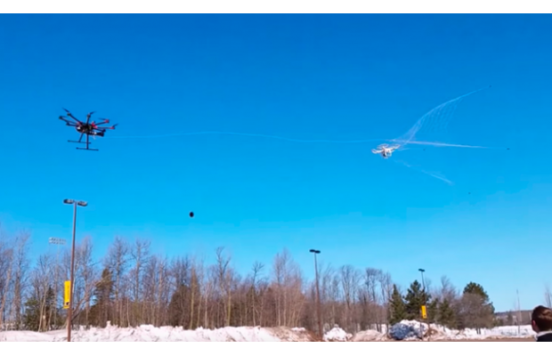 Полицейский БПЛА вылавливает сетью подозрительные дроны (+ видео)