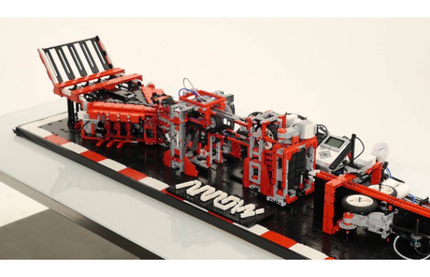 Из LEGO собрали робота, который собирает и запускает бумажные самолетики (+ видео)