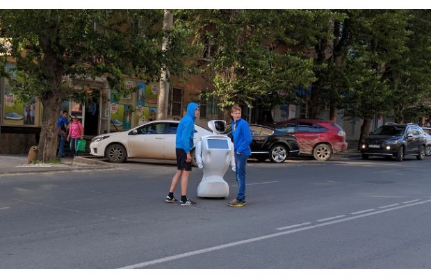 В Перми робот сбежал с производства и полчаса веселил водителей и пешеходов (+ видео)