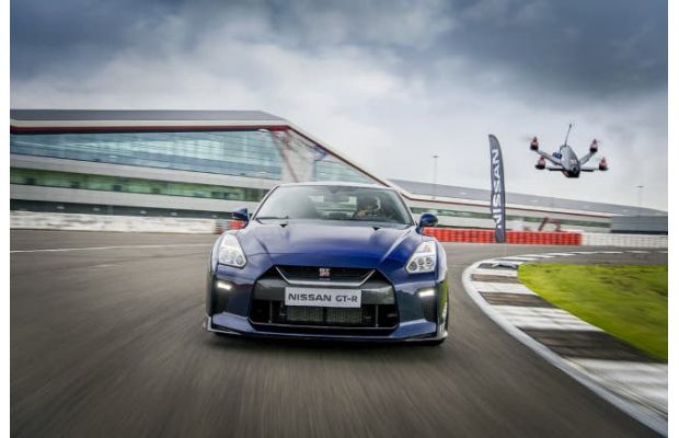 Беспилотный вертолет Nissan GT-R тягается в скорости с суперкаром