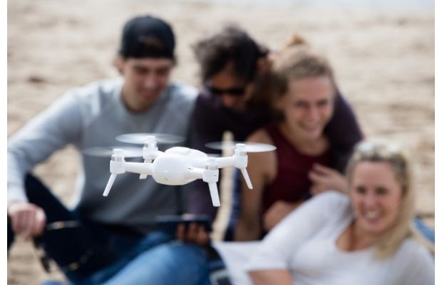 Дрон Yuneec Breeze позволит сделать селфи в разрешении 4К
