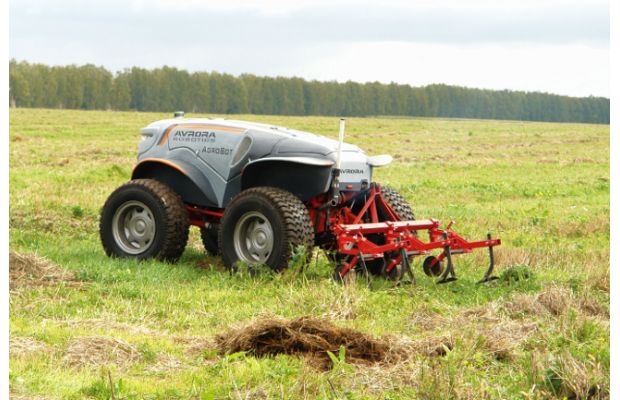 Российская компания Avrora Robotics начала испытания первого поколения беспилотных тракторов «АгроБот»