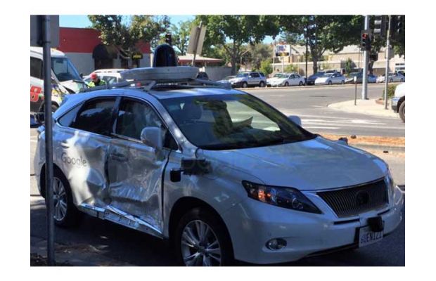 Беспилотный автомобиль Google сильно пострадал в аварии, но не по своей вине
