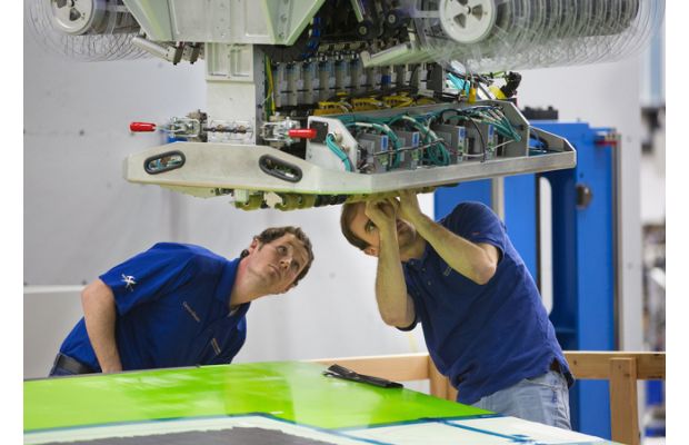 Крылья для Boeing 777Х будут делать роботы