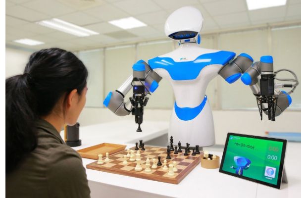 Играющего в шахматы робота покажут на выставке CES  (+видео)