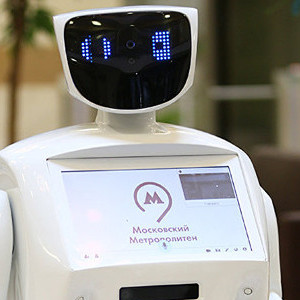 В московском метро появился робот-помощник, поздравляющий людей с праздниками