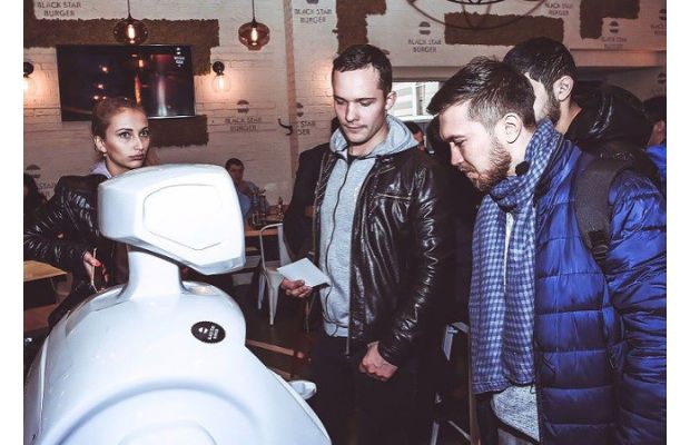 Promobot v.3 выходит на работу в Black Star Burger