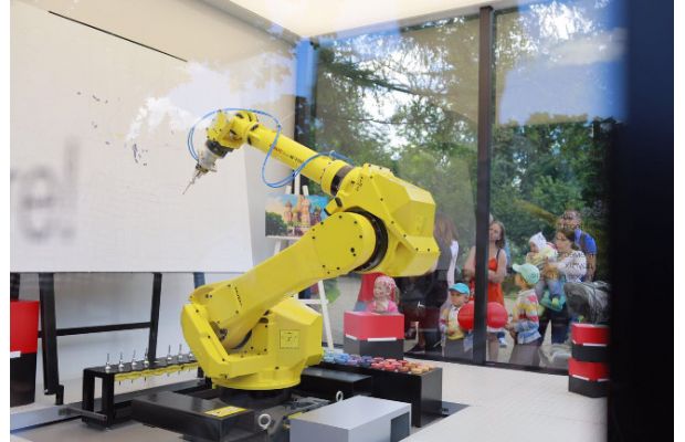 Росбанк и FANUC приобщили робота к исскуству 