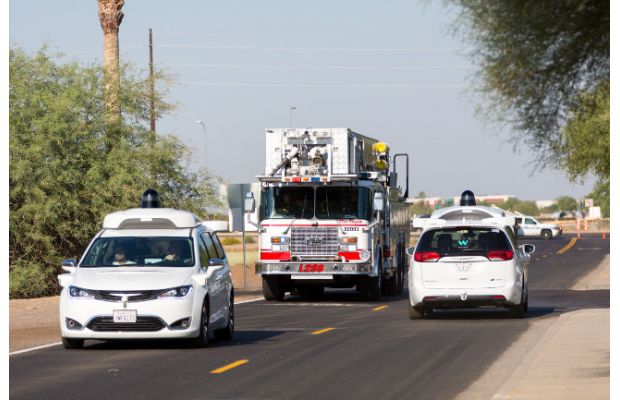 Беспилотные минивэны Waymo испытываются совместно с автомобилями экстренных служб (+видео)