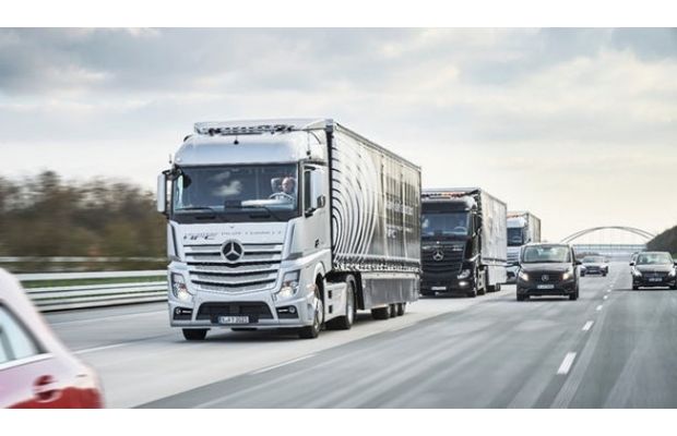 Колонны автономных грузовиков Daimler колесят по дорогам США