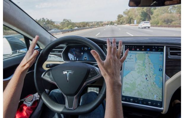 Tesla предлагает обновить компьютеры клиентов для беспилотного вождения