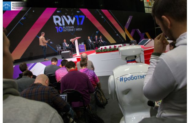 Глава Минкомсвязи ответил на вопрос робота Алантима о будущем искусственного интеллекта (+видео)