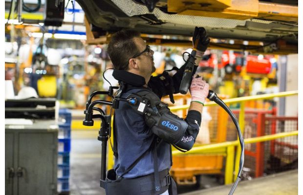 Новый экзоскелет помогает собирать автомобили Ford (+ видео)