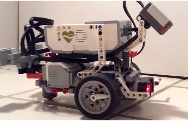 Ученые оцифровали мозг червя и поместили его в робота LEGO (+видео)