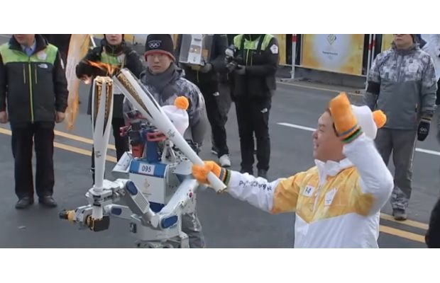 Робот принял участие в эстафете Олимпийского огня (+видео)