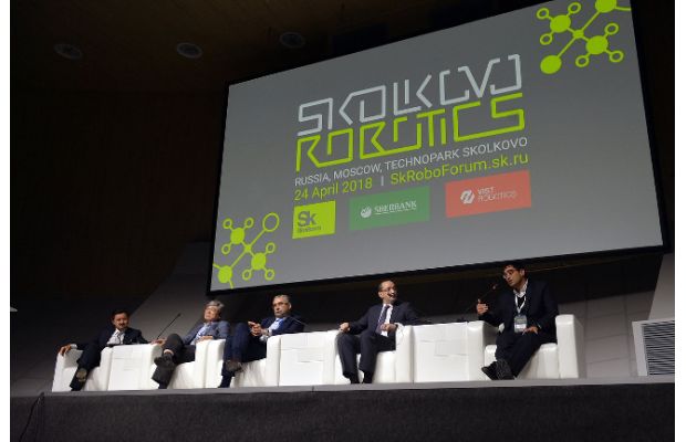 На Форуме Skolkovo Robotics впервые показали новую версию медицинского экзоскелета