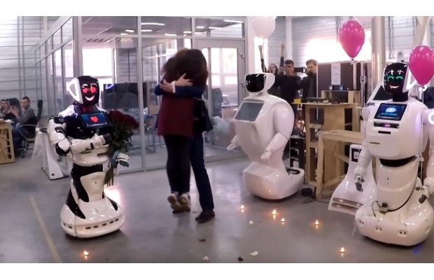 Роботу не откажешь: пермский инженер оригинально позвал девушку замуж (+видео)