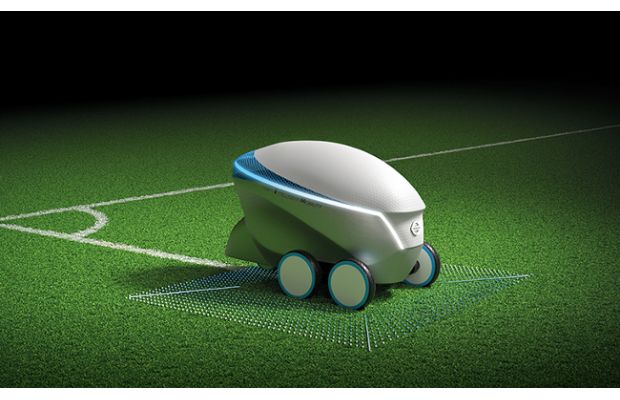 Робот Nissan Pitch-R делает разметку футбольного поля