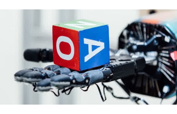 Роботизированная рука научилась переворачивать кубик (+видео)