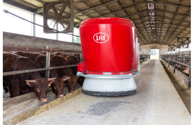 Новый робот-кормораздатчик для автоматической системы кормления Lely Vector