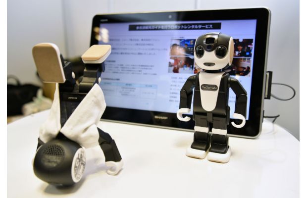 Робот RoBoHon компании Sharp работает гидом для туристов в Киото