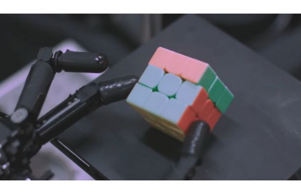 Однорукий робот ловко управляется с кубиком Рубика (+видео)