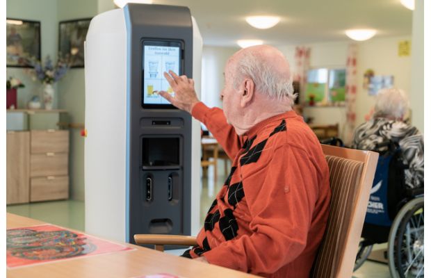 Роботы из дома престарелых помогают персоналу и общаются с постояльцами (+видео)