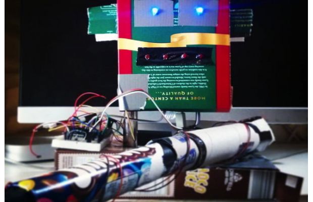 Робот учит играть на гитаре, стимулируя неудачников электрошокером (+видео)
