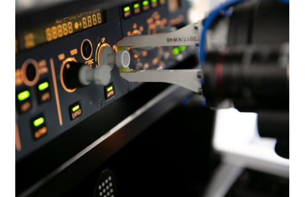 Разработан первый робот для испытания панели управления кабин самолетов