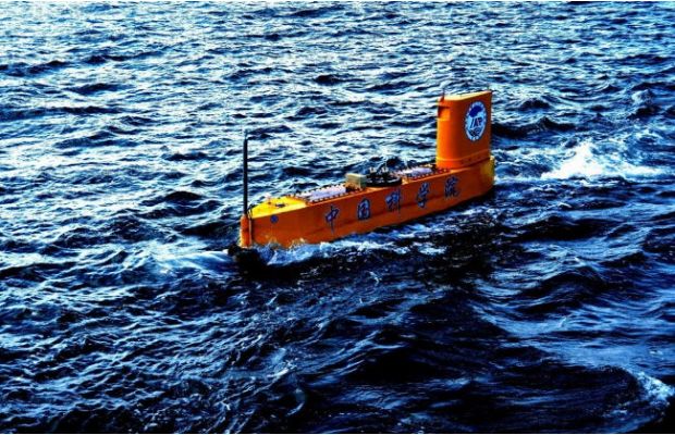 Китайский автономный полупогружной аппарат запускает в море метеорологическую ракету