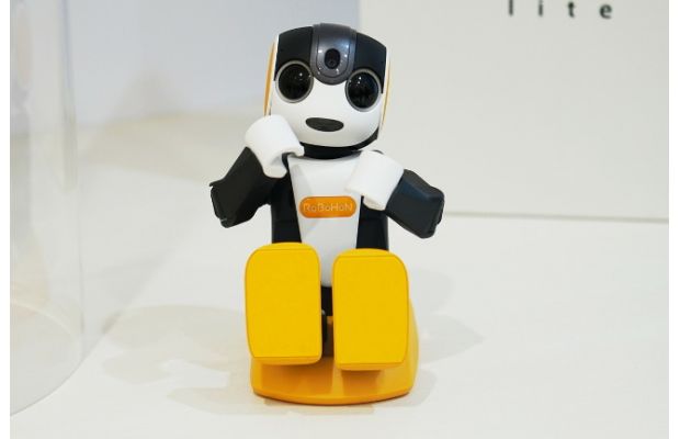 Sharp выпускает новый робот-смартфон RoBoHon