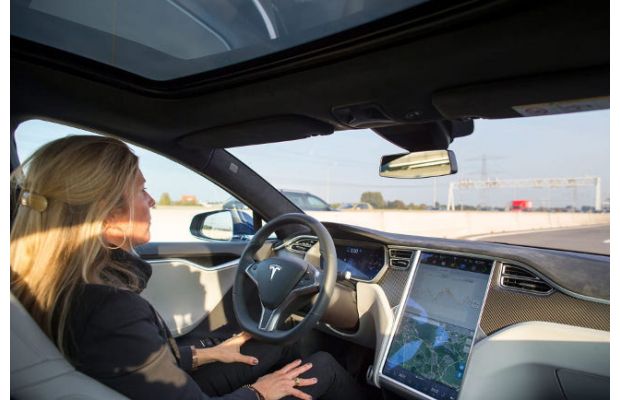 Tesla пытается улучшить автономные машины с помощью искусственного интеллекта