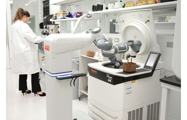 ABB представила концепцию мобильного лабораторного робота для «Больницы будущего»