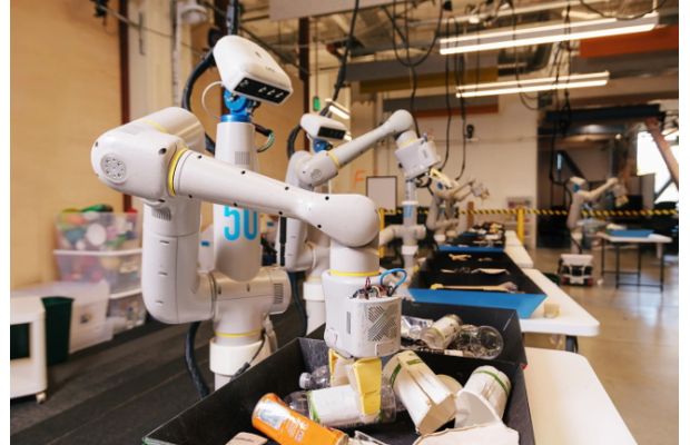 Робот Alphabet X успешно сортирует мусор – в будущем роботы станут повседневной реальностью