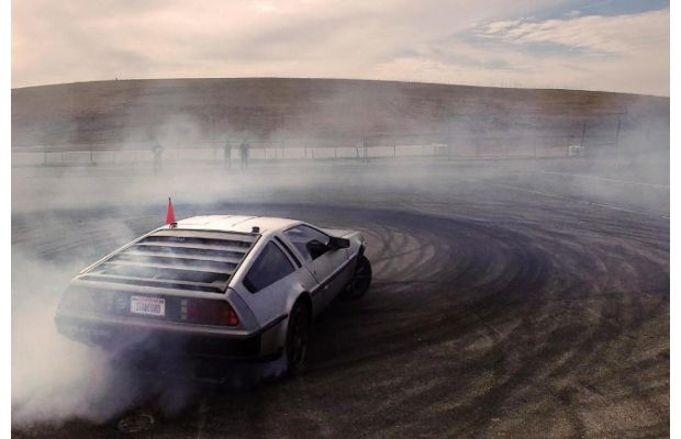 Автономный DeLorean показал впечатляющий дрифт на километровом треке