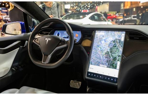 Автопилот Tesla научится распознавать сигналы светофора