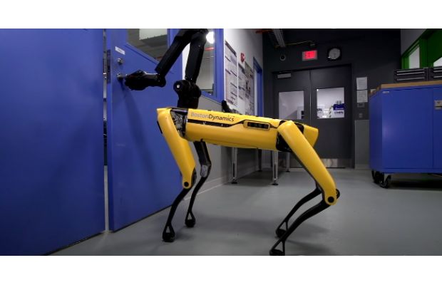 В следующем году Spot от Boston Dynamics получит руку и док-станцию для подзарядки