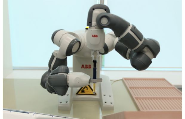 Робот ABB впервые автоматизирует работу фармпредприятия в России