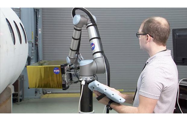 Кобот Universal Robots проверяет фюзеляжи в NASA 