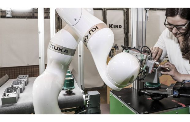 Робот легкой конструкции KUKA LBR iiwa испытывает возможности промышленности 4.0