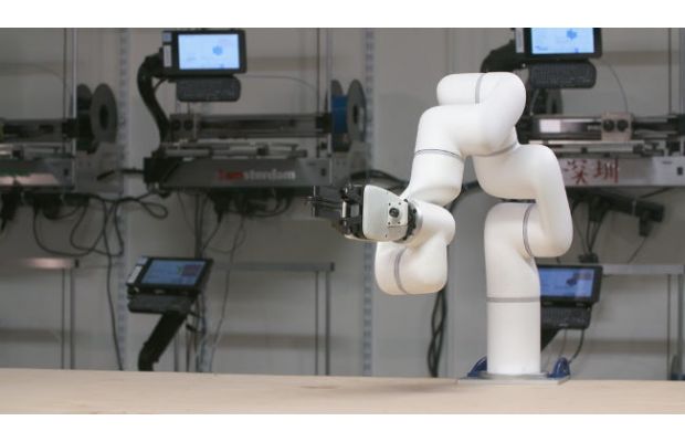 Роботизированный манипулятор xArm предназначен для небольших предприятий