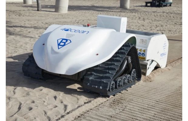 Робот BeBot просеивает песок, чтобы собрать мелкий мусор на пляже