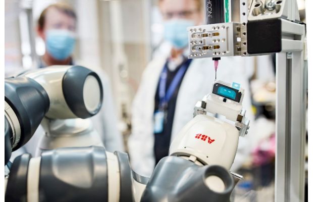 Однорукий кобот YuMi ускоряет сборку прототипов в GE Healthcare