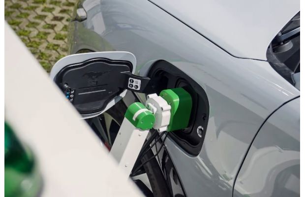 Ford тестирует роботизированное зарядное устройство для электромобилей