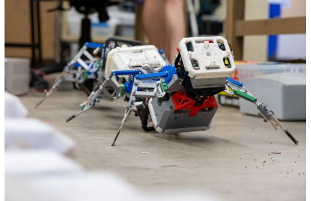 Исследователи Georgia Tech разрабатывают многоногих роботов, способных преодолевать сложные ландшафты