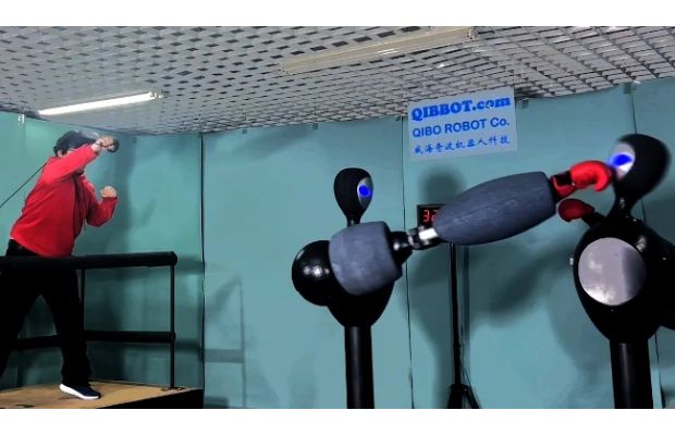 Спаринг человека и ИИ на ринге с помощью роботов QIBBOT
