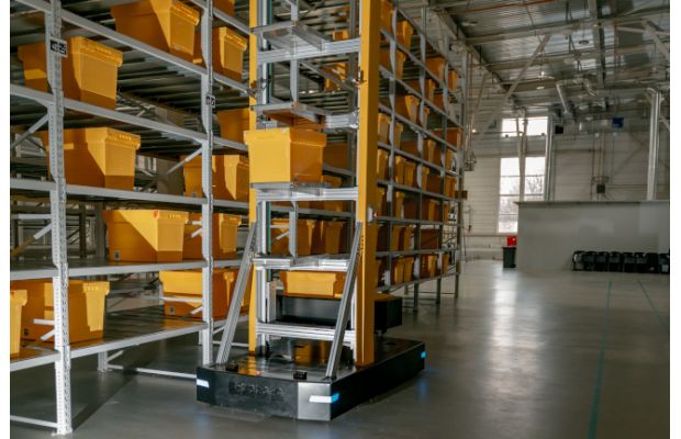 Новый складской робот Яндекс Маркета будет собирать заказы вместе с сотрудниками