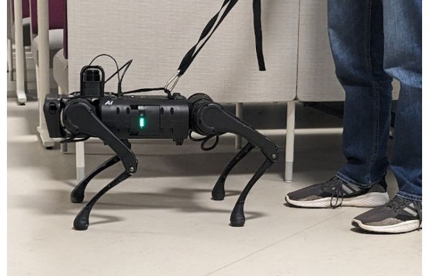 Исследователи из Binghamton University программируют роботизированную собаку для сопровождения слабовидящих людей
