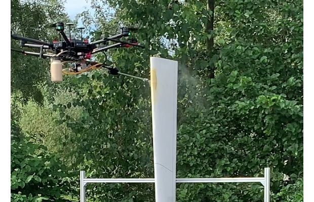 Беспилотник для нанесения недорогой защиты лопастей ветряных турбин от обледенения